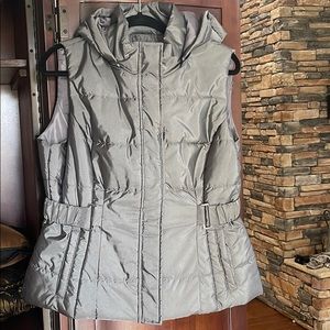 Gray puffer vest with pockets and detachable hood